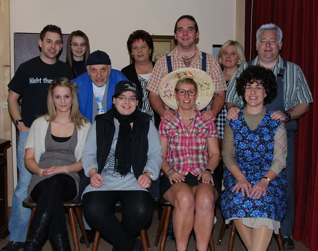 theatergruppe_2010_2011.jpg theatergruppe_2010_2011.jpg